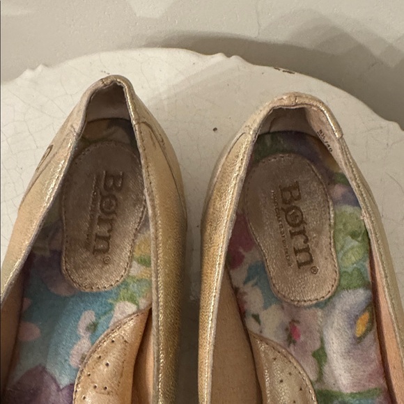 Born Women's Metallic Gold Leather Ballet Flats with Flower Accents Size 8.5 EUC - Picture 9 of 12